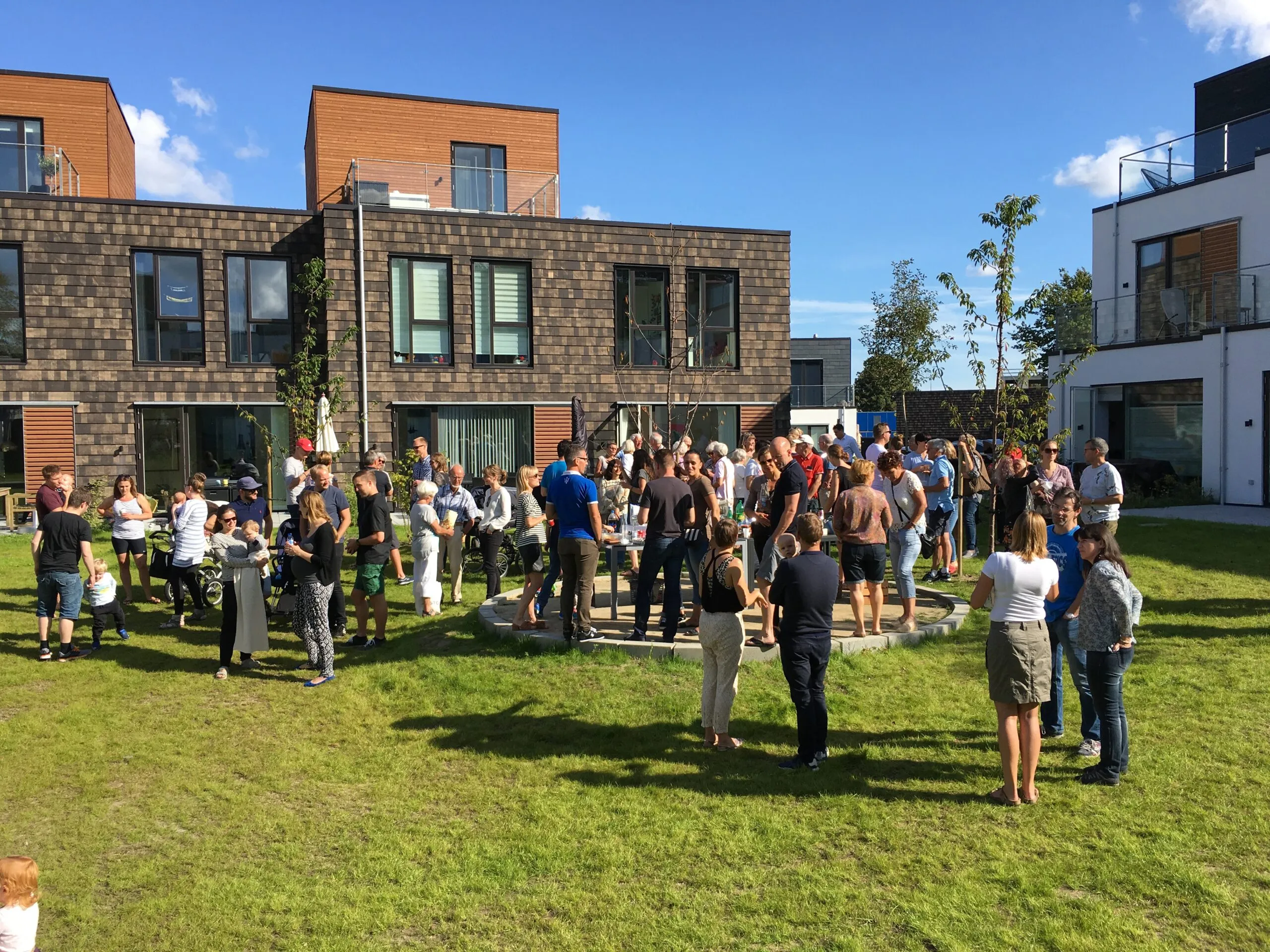 Beboere til sommerfest på fællesarealet i Bagsværdlund